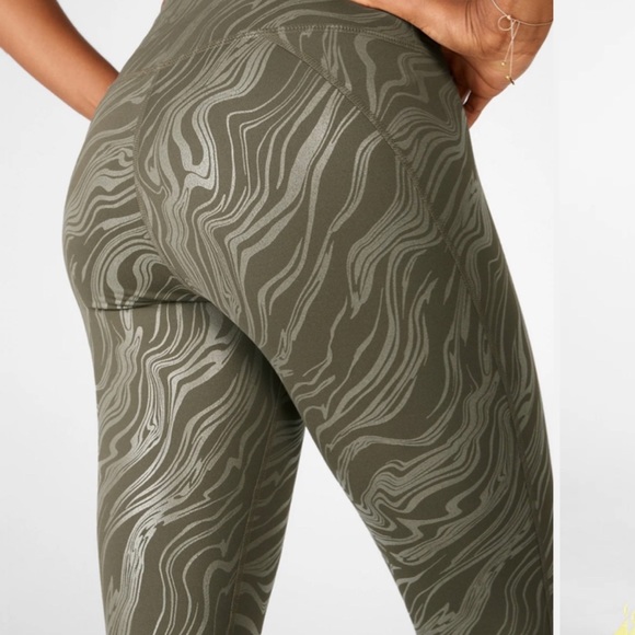 Fabletics | Define High Waisted 7/8 Legging in Ranger Green Small Marbleize - Picture 2 of 8